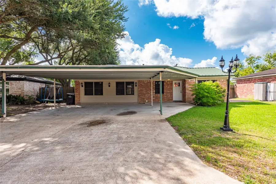607 Debbie Lane, Alvin, TX 77511 - Image #2