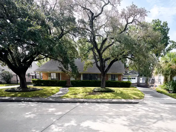 7811 Meadow Lake Ln, Houston, TX 77063