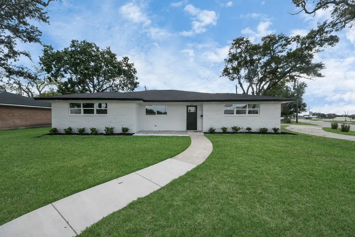 1007 Lindenwood Drive, Baytown, TX 77520 - Image #1