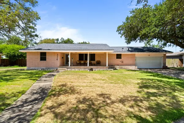 324 Woodlawn Street, Sinton, TX 78387
