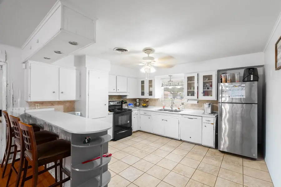324 Woodlawn Street, Sinton, TX 78387 - #2