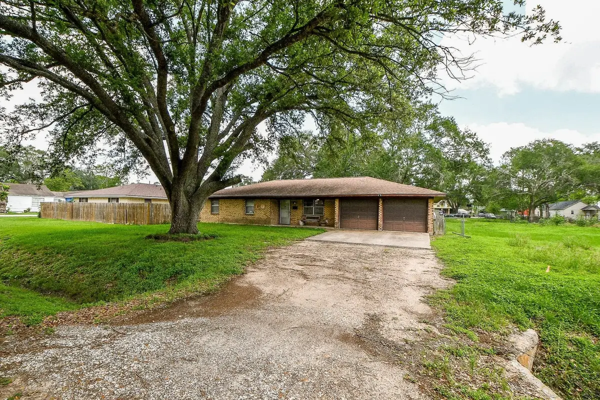703 S Washington Street, El Campo, TX 77437 - #1