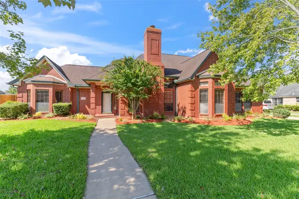 110 Indian Hawthorn, Lake Jackson, TX 77566