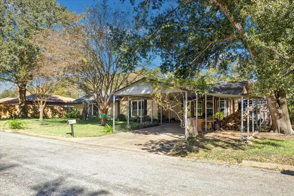 143 Machemehl Drive, Bellville, TX 77418