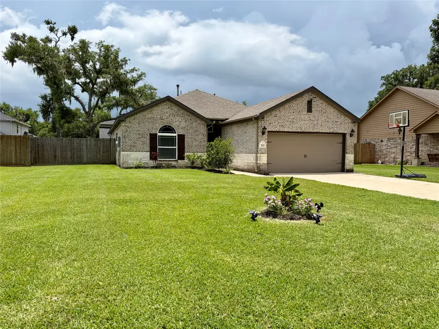 315 Woodhaven Drive, West Columbia, TX 77486 - #2