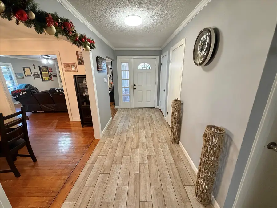 907 E Magnolia Street, Angleton, TX 77515 - Image #2