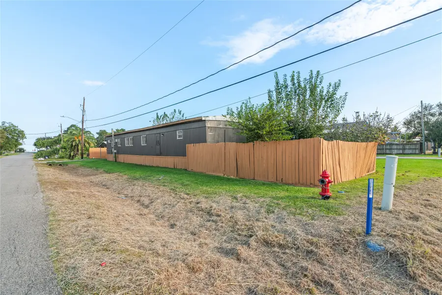 403 Avenue E, Dickinson, TX 77539 - Image #3