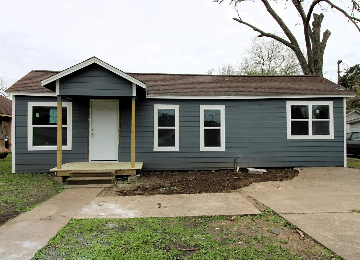 207 E Bernard Street, Clute, TX 77531 - Image #1