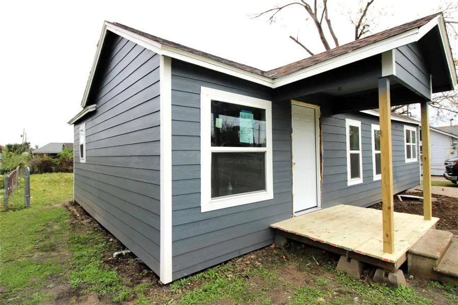 207 E Bernard Street, Clute, TX 77531 - Image #2