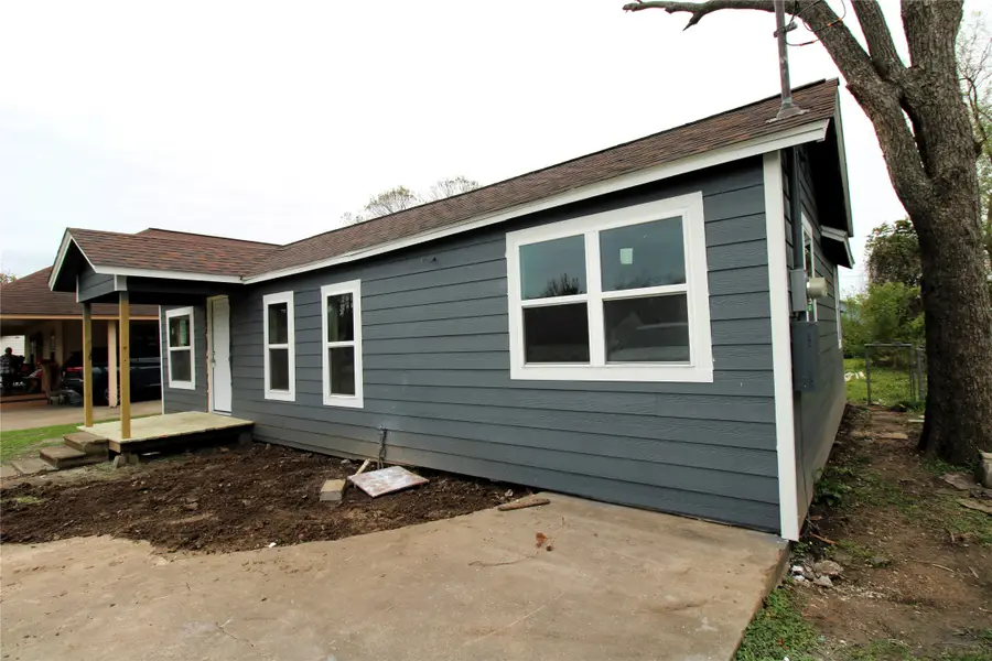 207 E Bernard Street, Clute, TX 77531 - Image #3