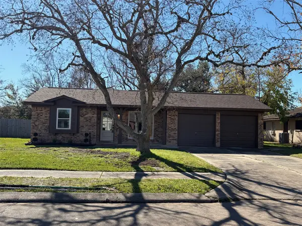 136 Talisman Street, Lake Jackson, TX 77566