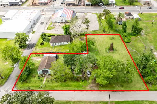 233 Hamilton Street, West Columbia, TX 77486