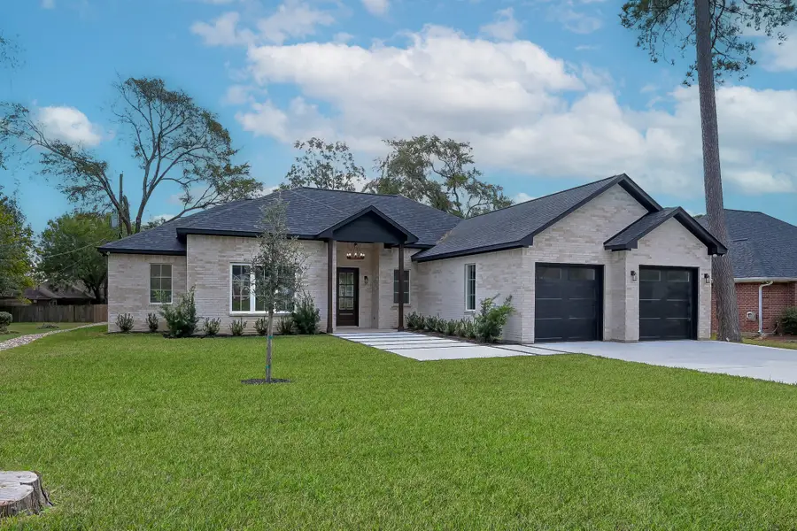 2421 Crosstimbers Street, Huntsville, TX 77320 - Image #2