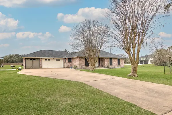 608 Lone Star Trail, Angleton, TX 77515