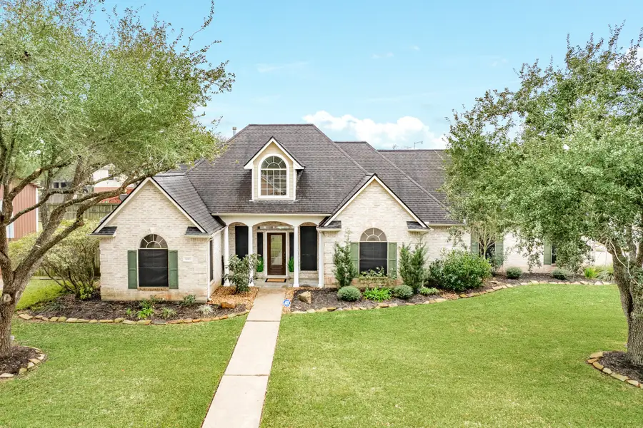 900 N Belle St, Angleton, TX 77515 - Image #2