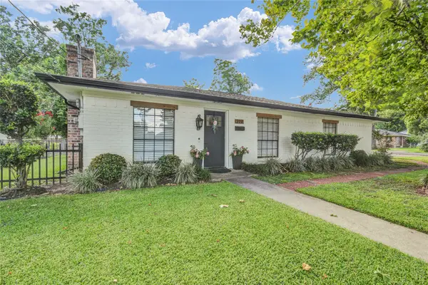 219 S Shanks Street, Clute, TX 77531