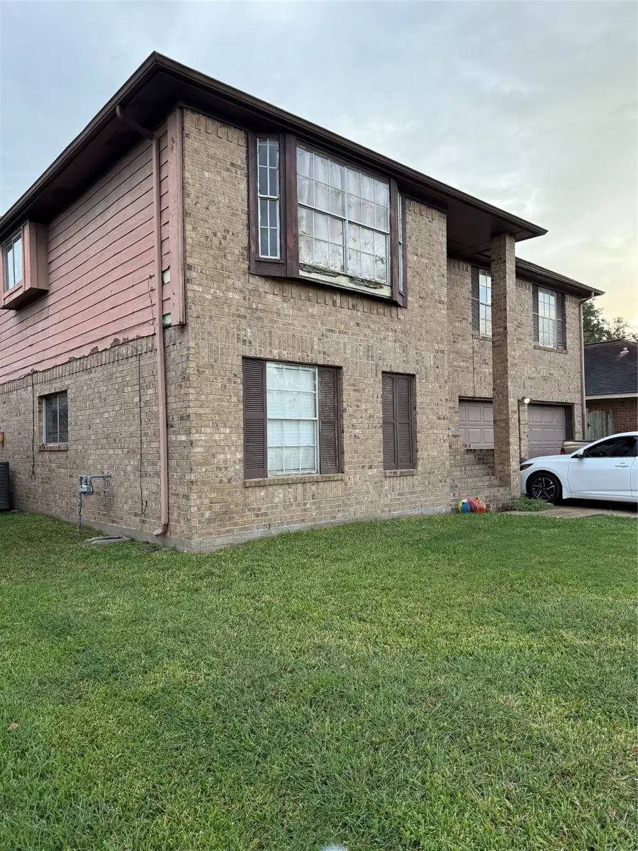 110 Almond Drive, Lake Jackson, TX 77566 - Image #2