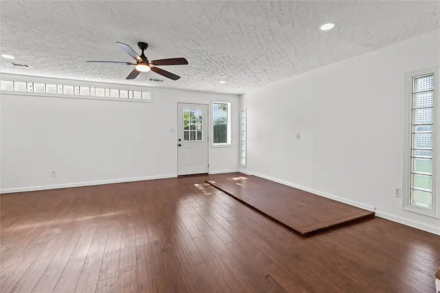 501 Valley Brook Drive, La Porte, TX 77571 - Image #2