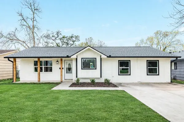 300 N Shanks Street, Clute, TX 77531