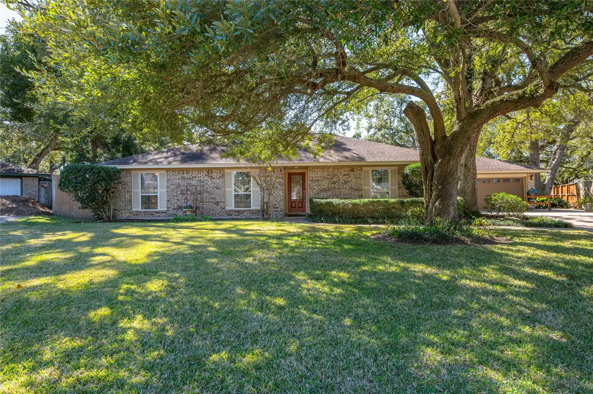 412 Narcissus Street, Lake Jackson, TX 77566 - #1