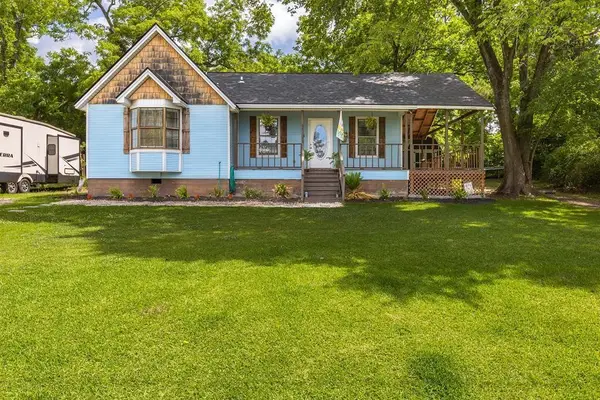 311 E Linn St, Huntington, TX 75949