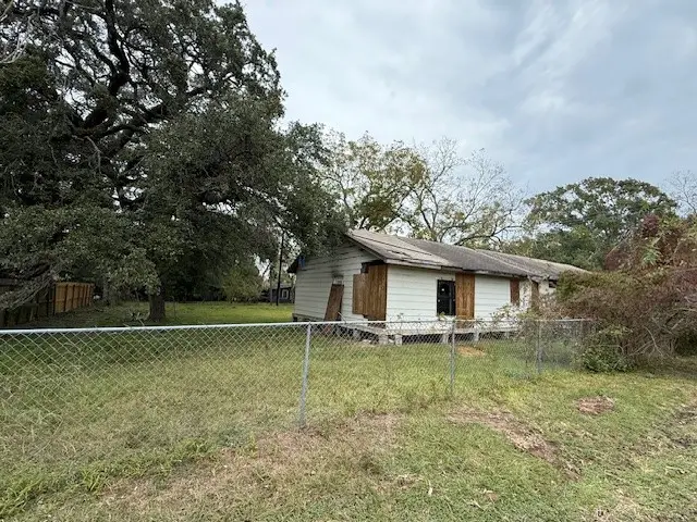 1005 N Jones St, Baytown, TX 77520 - Image #1