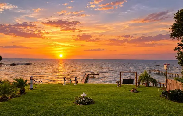 7914 Ocean Drive, Beach City, TX 77523