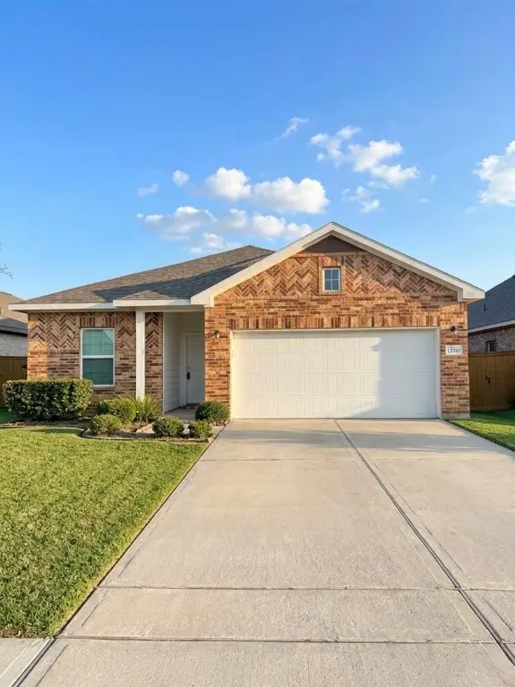 13301 Villa Sola Drive, La Marque, TX 77568
