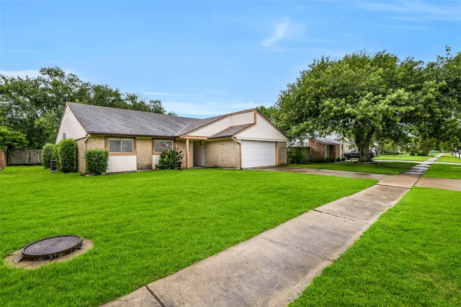 508 E Castle Harbour Drive, Friendswood, TX 77546 - #2