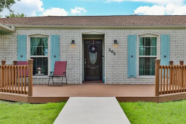 203 Tamarind Street, Lake Jackson, TX 77566