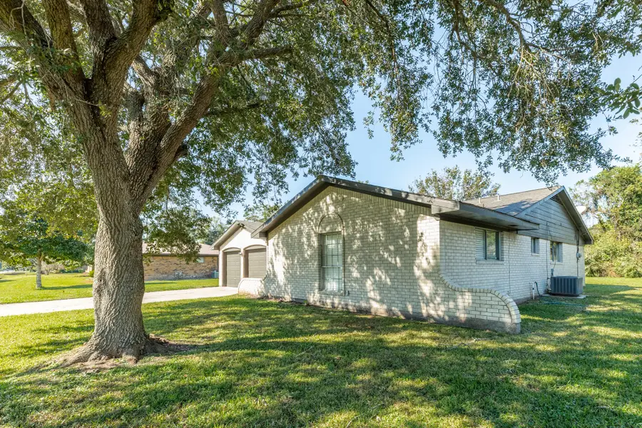 114 Singleton Street, Jones Creek, TX 77541 - Image #3