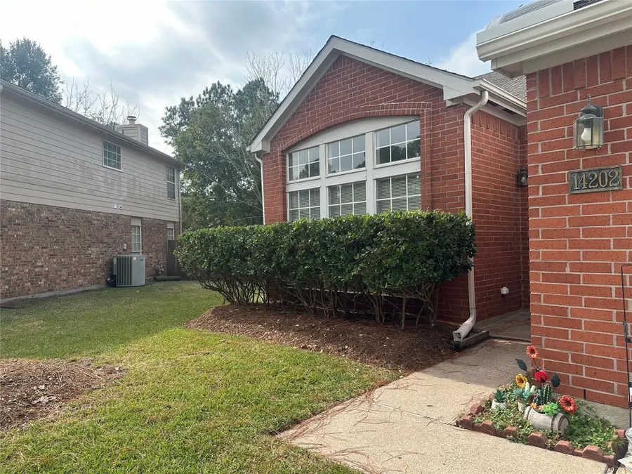 14202 Misty Knoll Court, Houston, TX 77062 - Image #3