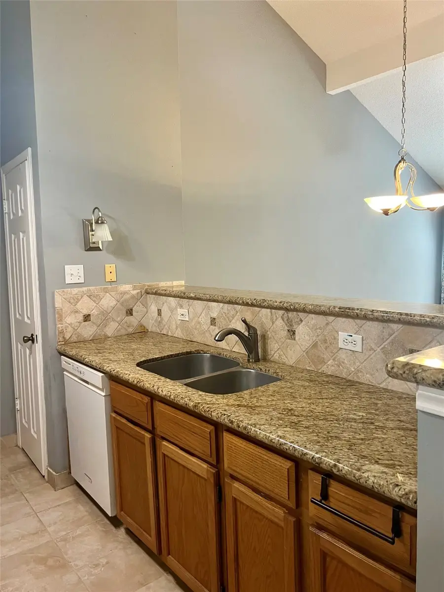 667 E Country Grove Circle, Pearland, TX 77584 - Image #3