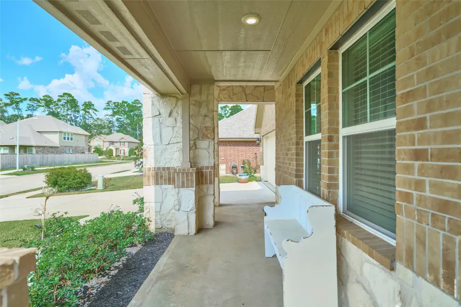 7054 Lauren Oak Drive, Conroe, TX 77304 - Image #3