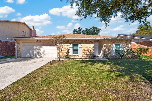 9809 Hummingbird Street, La Porte, TX 77571