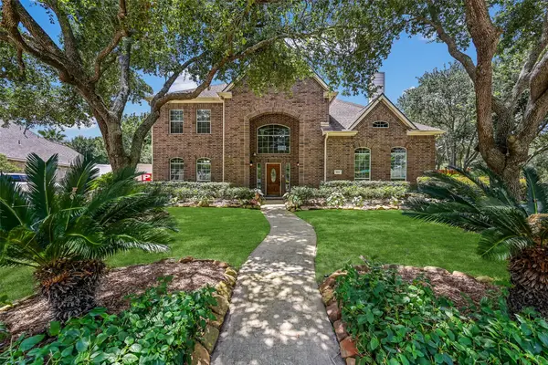 800 W Lake Circle, Friendswood, TX 77546