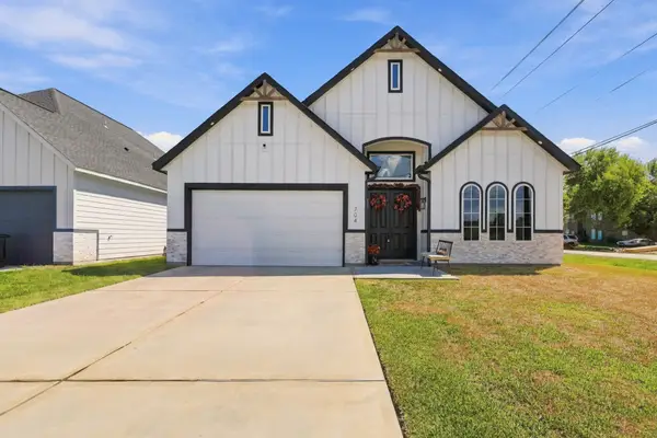 704 E Main Street, La Porte, TX 77571