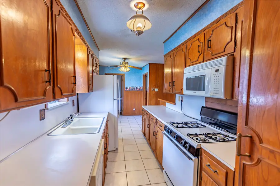 1092 South Holland Street, Bellville, TX 77418 - Image #3