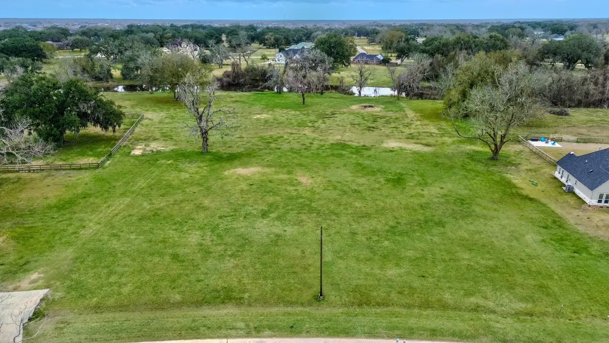 865 Mill Rd, Angleton, TX 77515 - #1