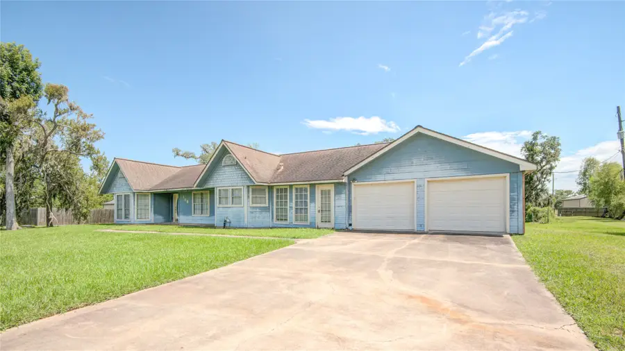 108 Fawn Trail, Lake Jackson, TX 77566 - Image #2