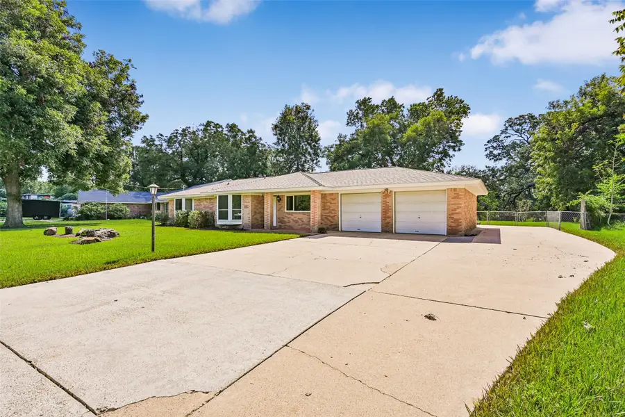 111 Southern Oaks Drive, Lake Jackson, TX 77566 - #2