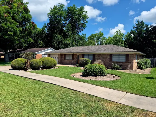 613 Southside Drive, Angleton, TX 77515