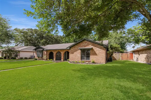 109 Tamarisk Trail, Lake Jackson, TX 77566