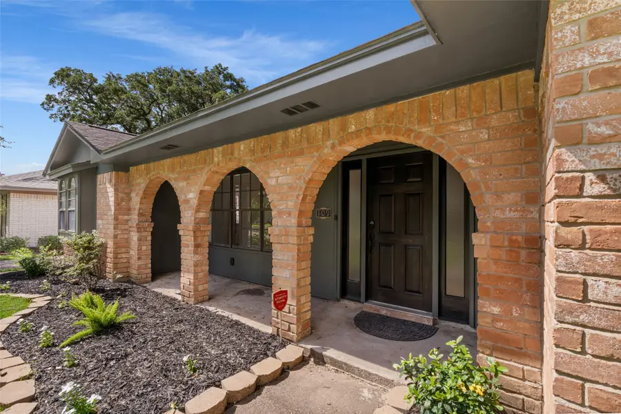 109 Tamarisk Trail, Lake Jackson, TX 77566 - #2