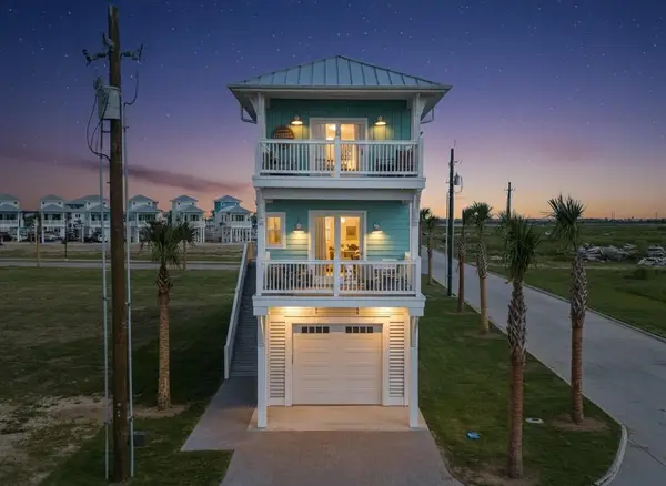 723 Seaside Dr, Crystal Beach, TX 77650