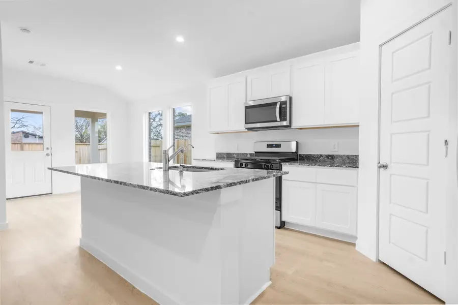 313 Emma Street, Angleton, TX 77515 - Image #2