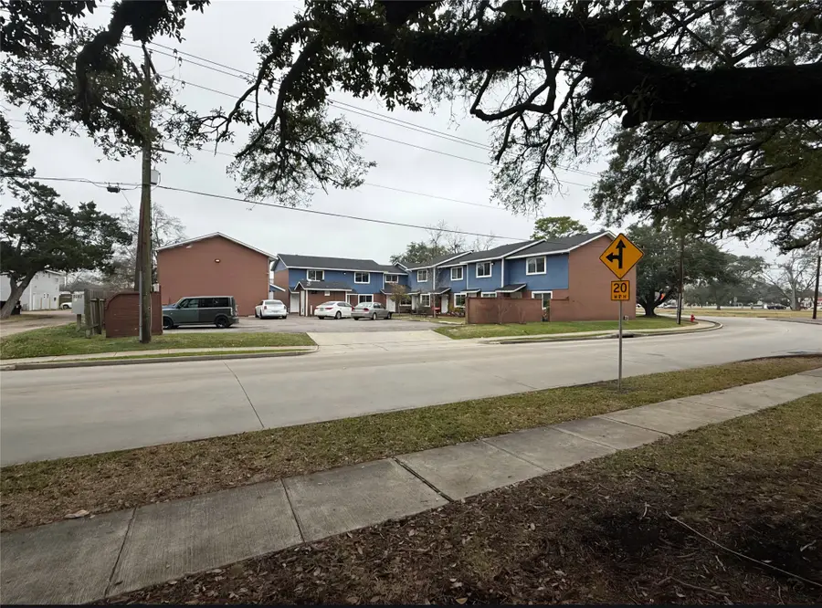 1904 Mustang Road, Alvin, TX 77511 - Image #2