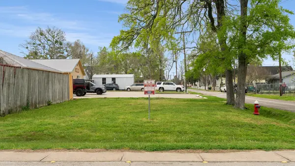 202 Pond Street, Montgomery, TX 77356