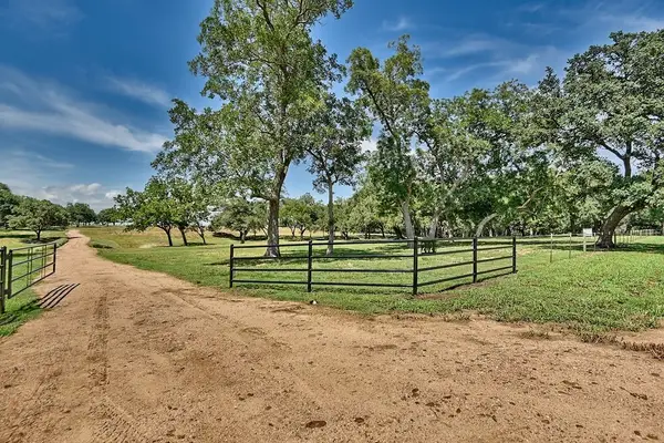 2021 Fm 2144, Weimar, TX 78962