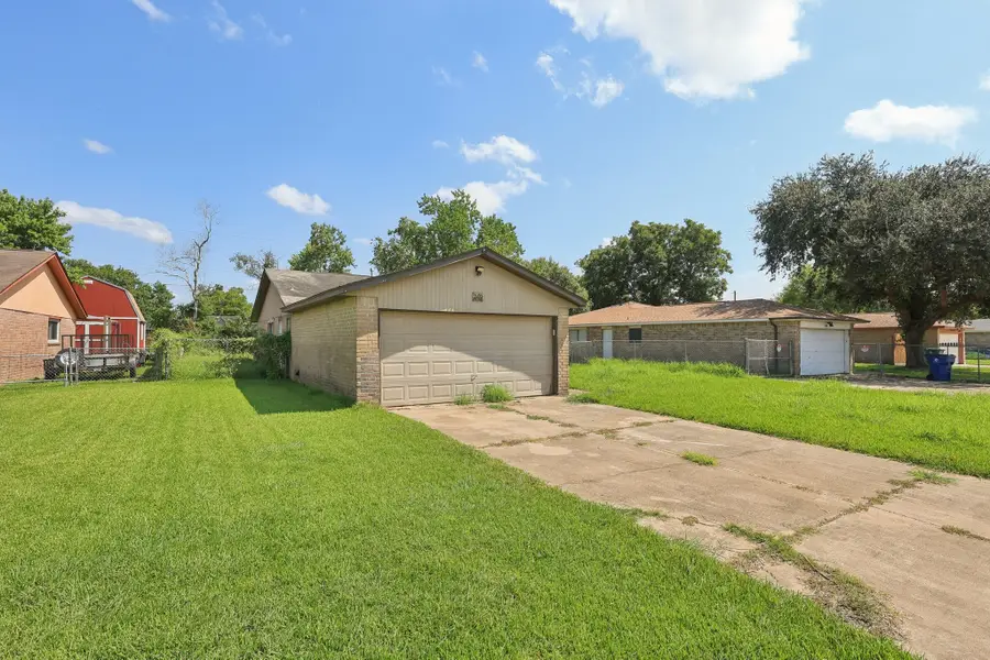 249 Austin Street, Angleton, TX 77515 - Image #2